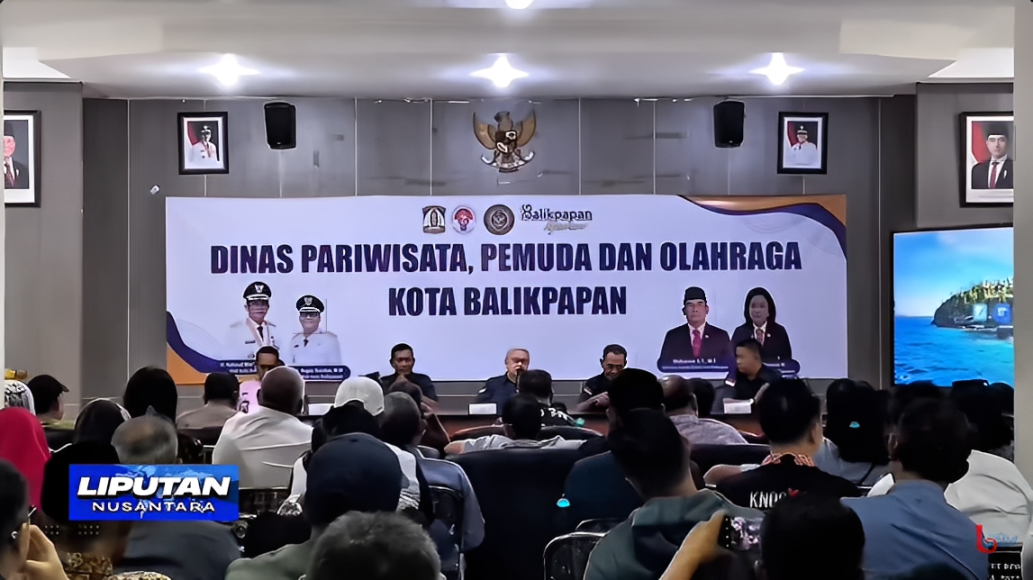 Caretaker Ketua KONI Balikpapan Tommy Ghozali bersama jajarannya berdiskusi dengan para cabor di Aula Disporapar Kota Balikpapan, Kamis (9 Oktober 2025).