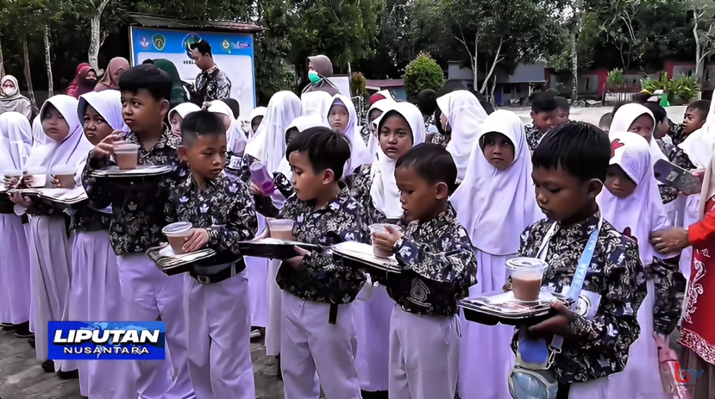 Anak-Anak SD di Penajam Paser Utara (PPU) menerima manfaat program Makan Bergizi Gratis (MBG), Rabu (15 Oktober 2025).