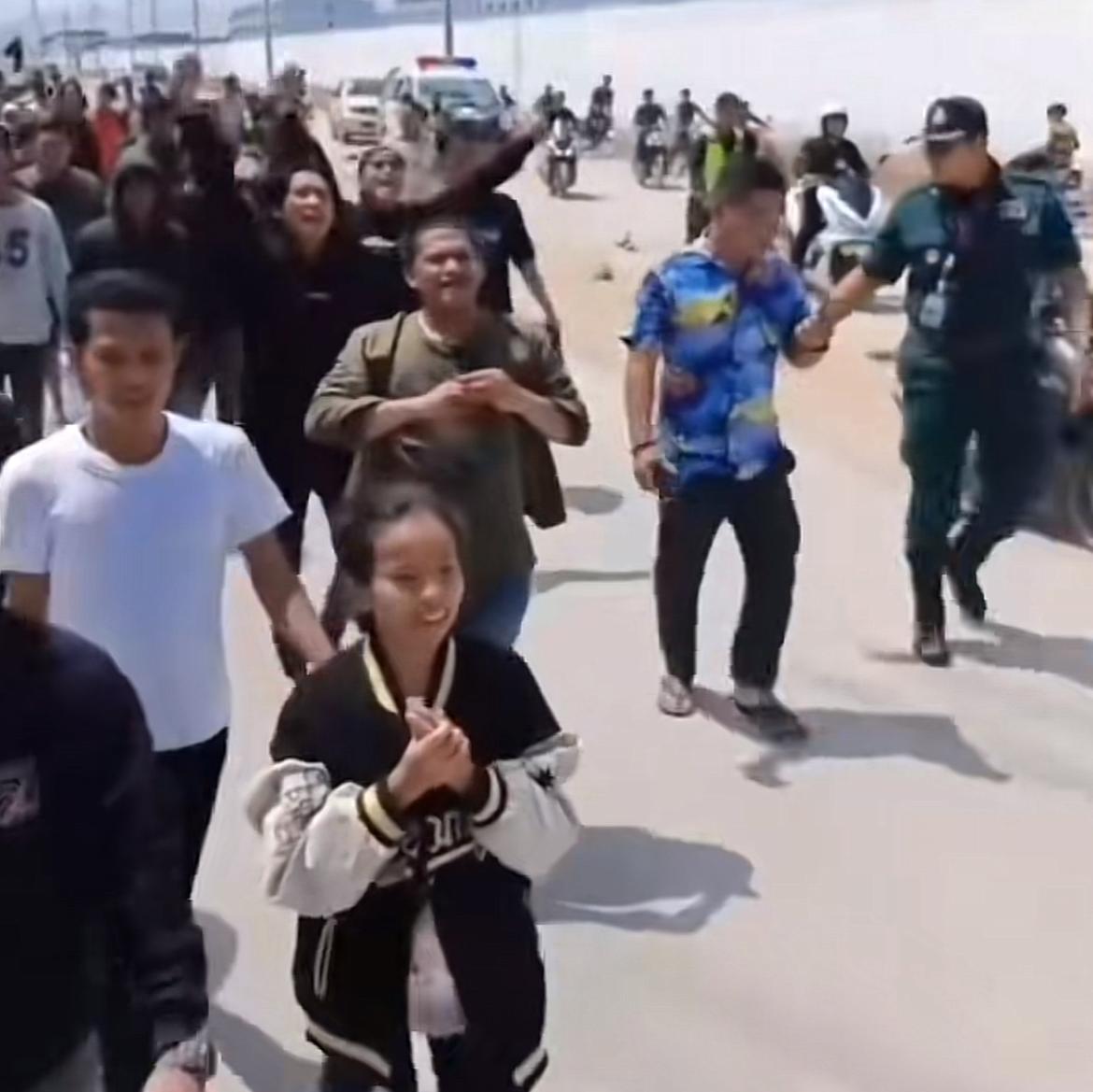 Sejumlah korban WNI duduk di ruang penampungan KBRI Phnom Penh, wajah lelah namun lega usai lolos dari jaringan scam online Kamboja.