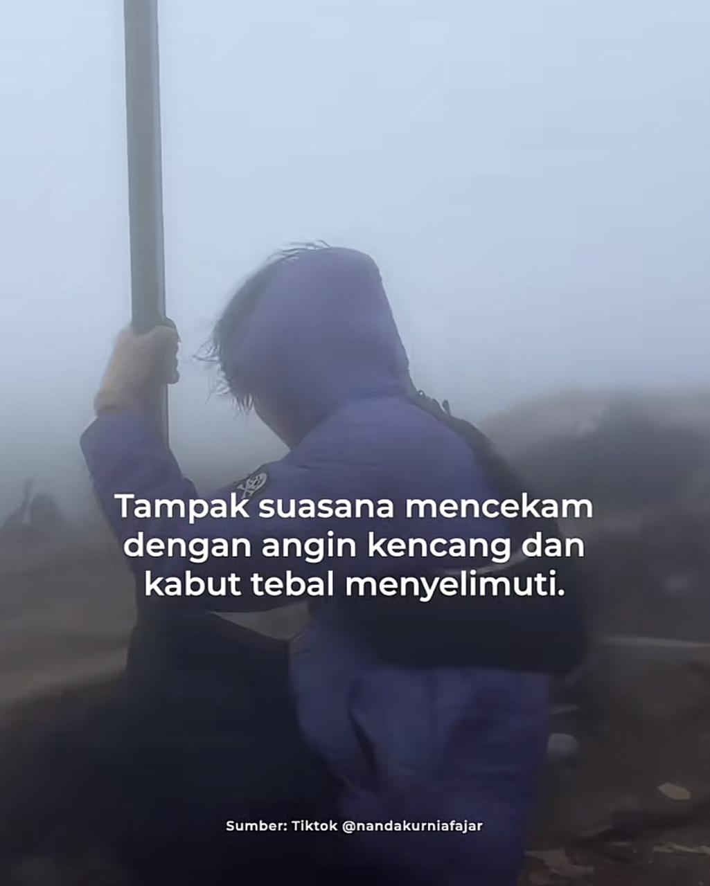 Kabut tebal menyelimuti jalur pendakian Gunung Ciremai saat badai, menciptakan pemandangan dramatis penuh adrenalin.