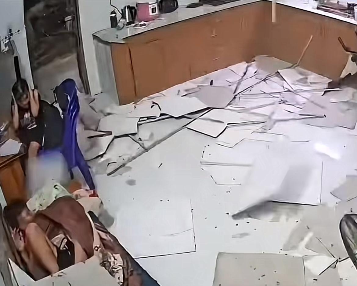 Kakak adik tertimpa plafon yang jatuh&mdash;visual hangat tentang ketenangan dan kasih sayang sejati.