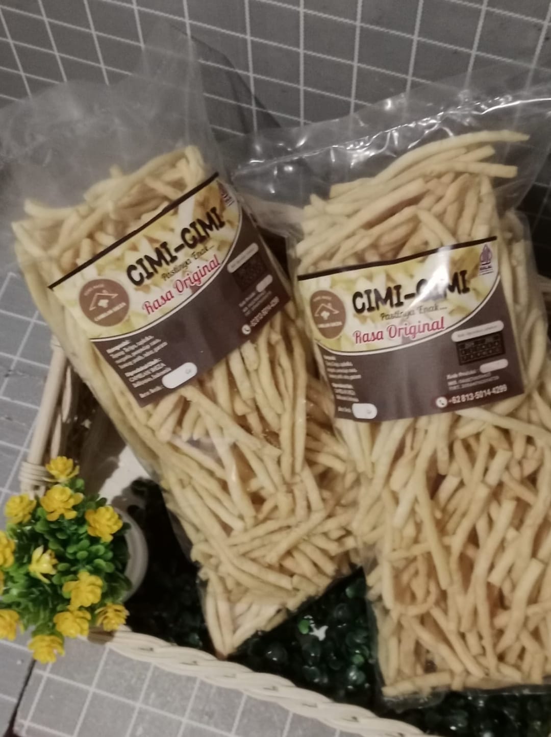 cimi-cimi dan pastel abon di dapur rumahnya, simbol ketekunan dan cita rasa camilan jadul Balikpapan