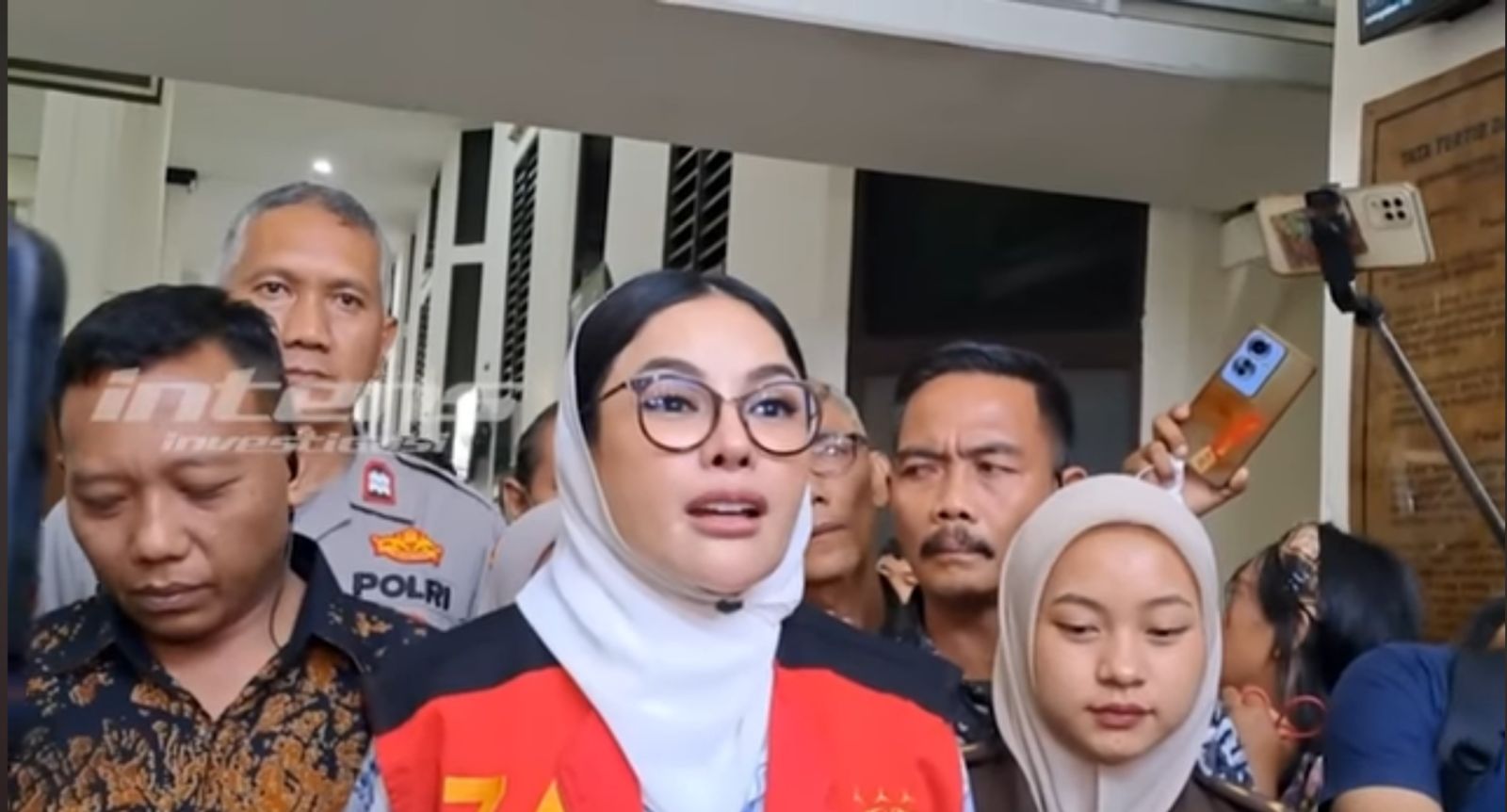 Nikita Mirzani PN Jakarta Selatan saat membacakan pledoi: ekspresi tegas, gestur penuh emosi, suasana menegangkan.