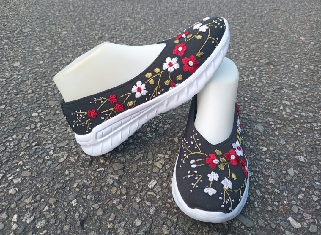 Foto sepatu handmade SOSANIZA &mdash; flat shoes dan sneaker sulam warna lembut dengan detail rajutan tangan, menampilkan keindahan karya lokal yang elegan dan artistik.