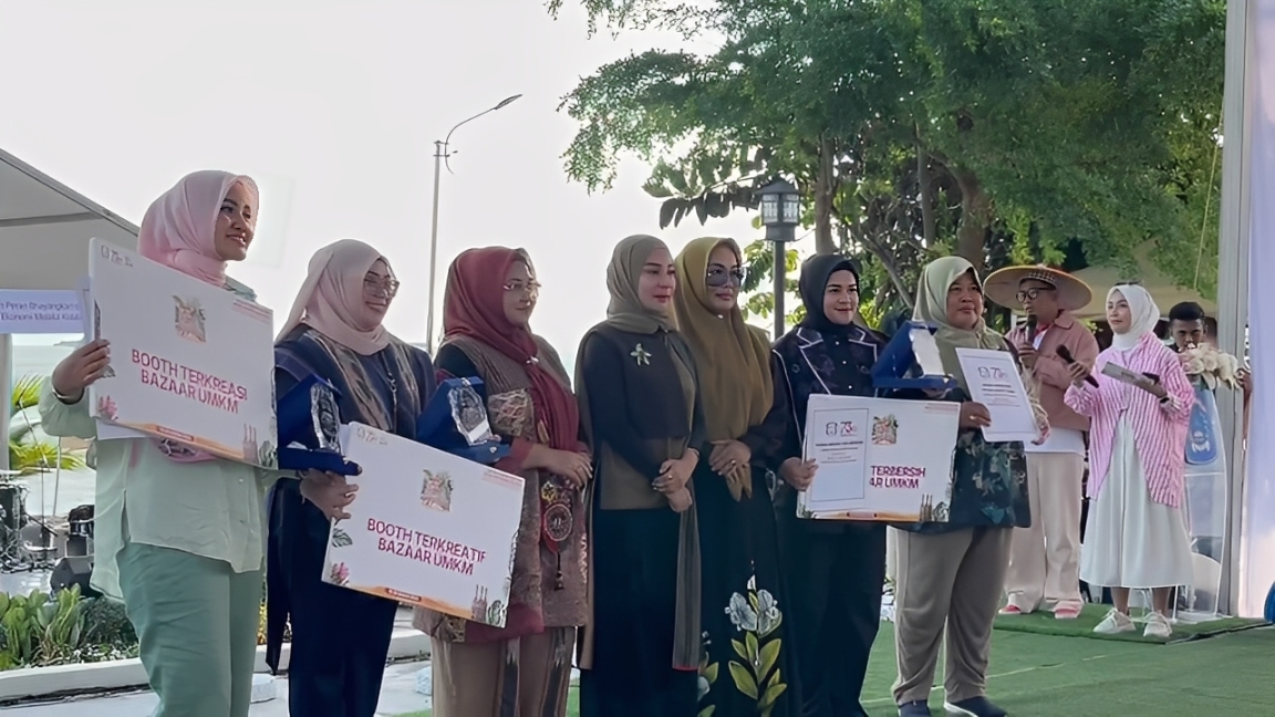 Natasha Endar Priantoro (tengah) berfoto bersama para peserta peraih hadiah dari lomba masak dan lomba bazar, Senin (20 Oktober 2025).