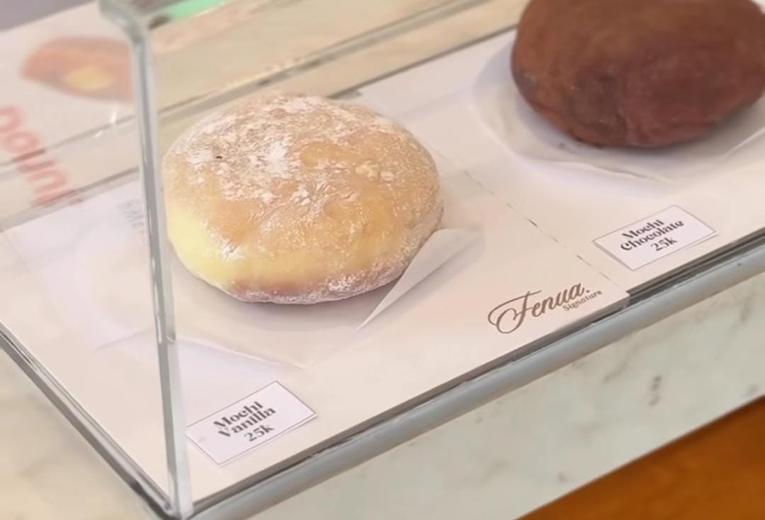Donat mochi vanilla Caf&eacute; Fenua yang lembut dan menggiurkan &mdash; aroma vanila dan tampilan estetik siap menggoda kamera.