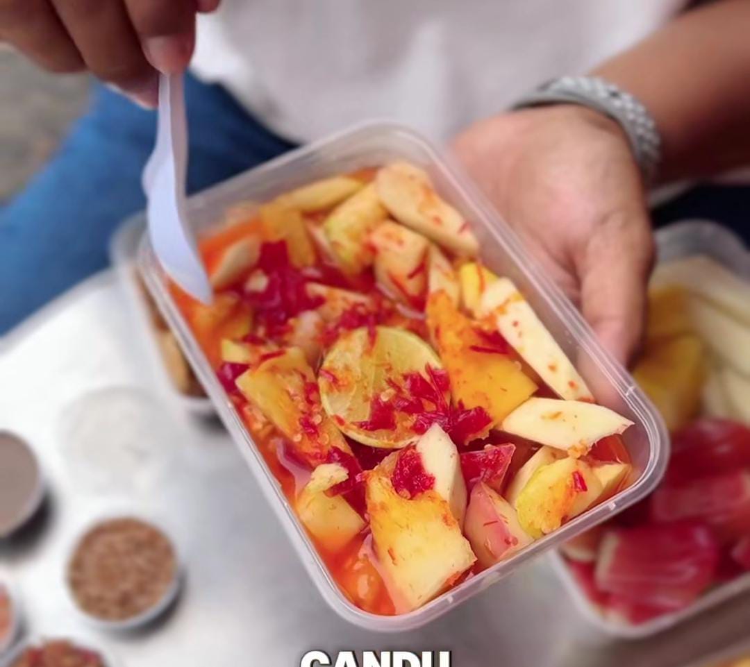 Rujak Cocelan Unae Balikpapan &mdash; potongan buah segar warna-warni disiram kuah pedas manis, bikin air liur auto menetes!
