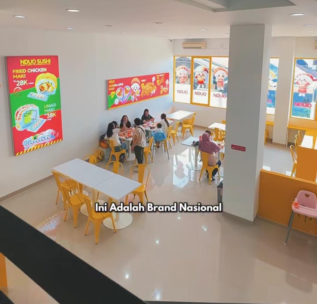 Pengunjung menikmati sushi di Nduo Balikpapan &ndash; suasana hangat, open kitchen, dan playground anak bikin betah.