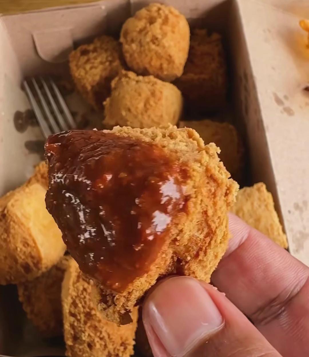 Sepiring tahu goreng renyah khas Tahu Sumedang Kilo 38 Samboja dengan sambal pedas menggoda di suasana hijau pegunungan.