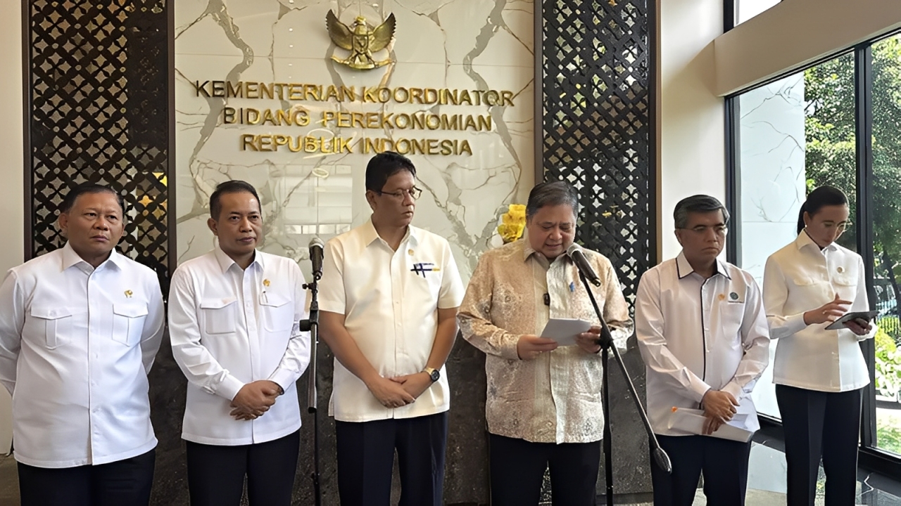stimulus ekonomi Rp30 triliun: bantuan tunai, magang nasional, dan subsidi tiket pesawat &mdash; dorongan nyata daya beli rakyat.