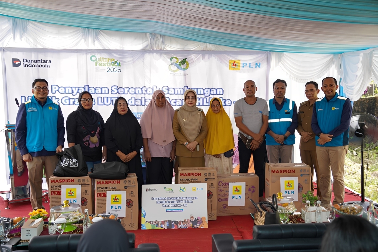 Bupati Berau Hj. Sri Juniarsih Mas bersama perwakilan PLN berfoto bersama warga penerima manfaat program Light Up The Dream di Limunjan, Berau, Selasa (21 Oktober 2025).