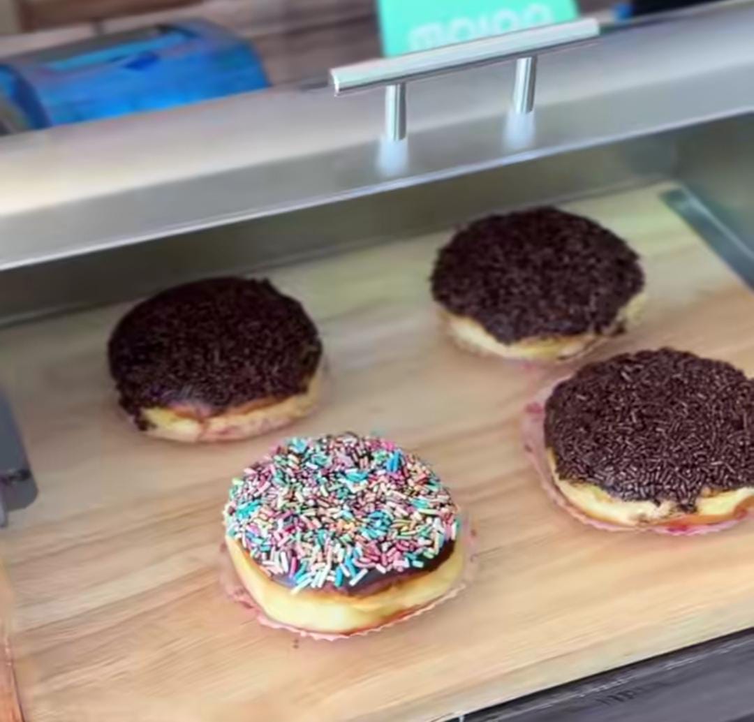 Donat dengan teksturnya lembut, topping-nya tebal