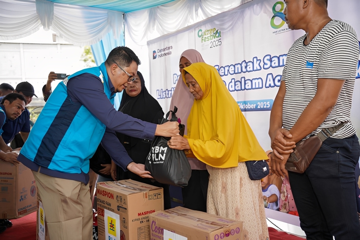Salah satu warga Limunjan, Berau, menerima bantuan dari PLN, Selasa (21 Oktober 2025).