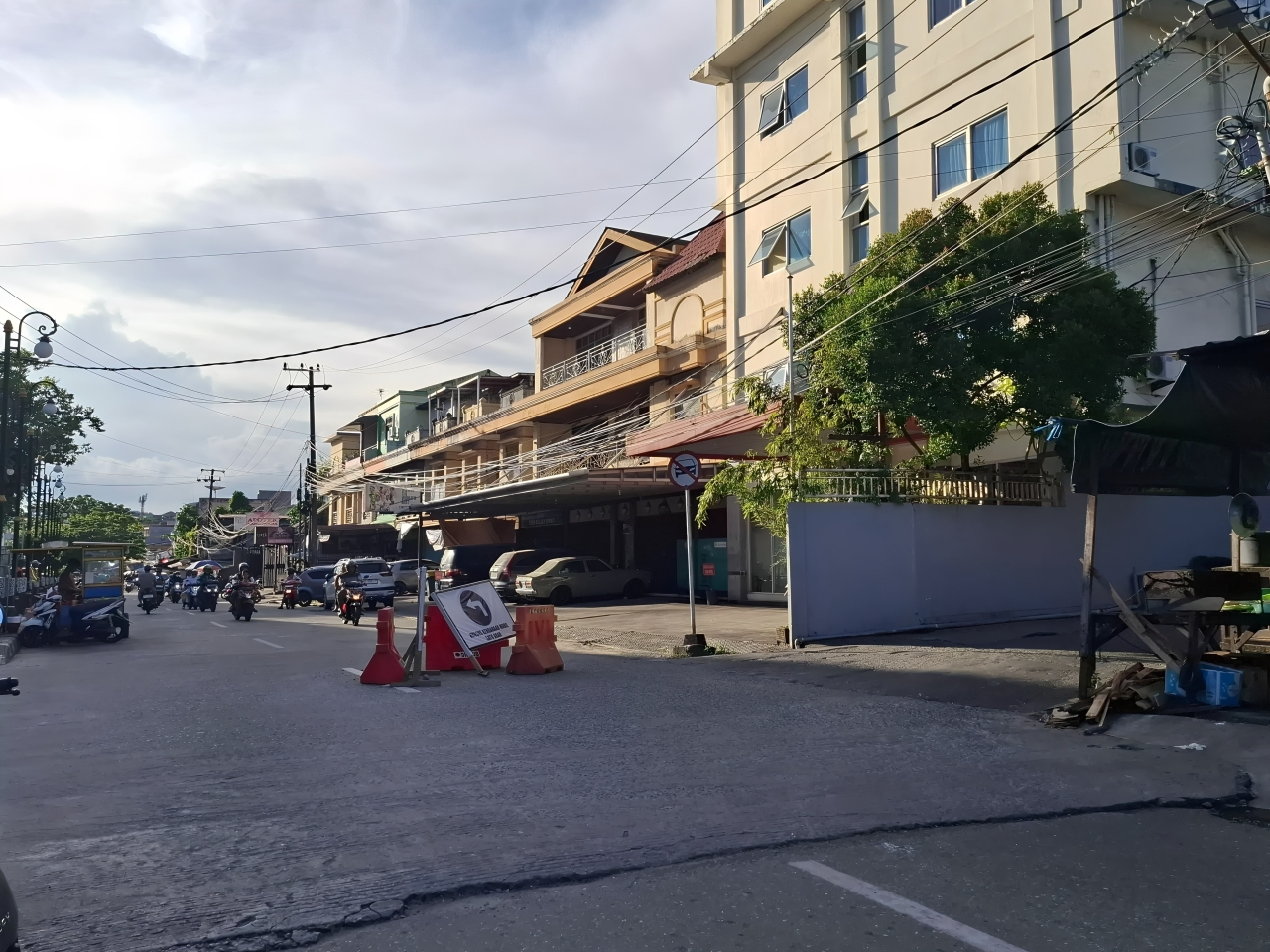 Jalan Adil Makmur, Dinas PU Balikpapan, pengaspalan Balikpapan 2025, perbaikan jalan BunSay, infrastruktur Balikpapan.