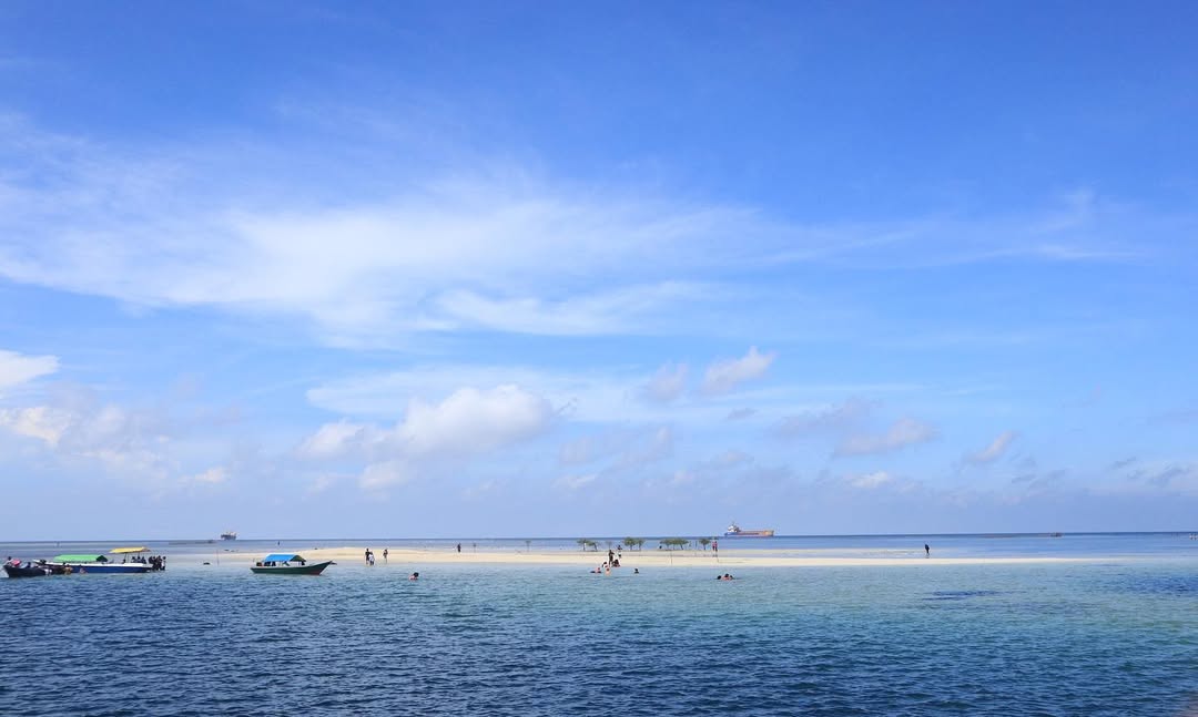 Pulau Segajah Bontang: hamparan pasir putih muncul di tengah laut biru &mdash; panorama alami yang wajib diabadikan!