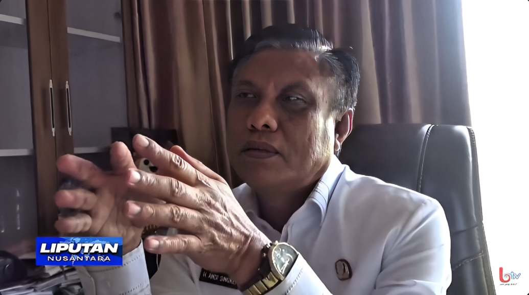 Kepala Disdikpora Kabupaten PPU, Andi Singkerru, menjelaskan Program MBG Mandiri di ruang kerjanya, Rabu (15 Oktober 2025).