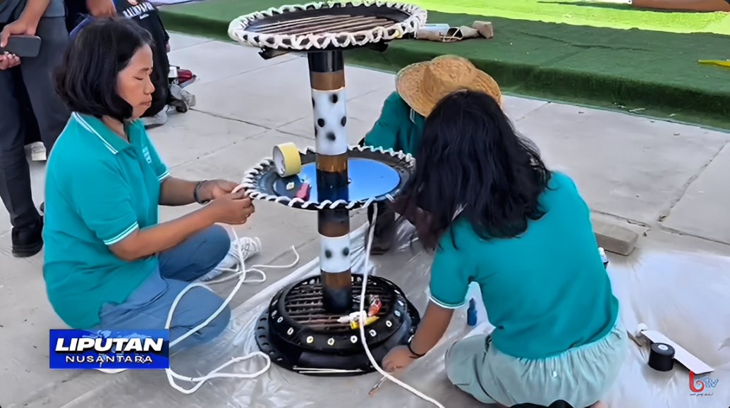 Tim peserta Lomba Kreasi Daur Ulang membuat karya bernilai guna dari barang bekas di area Ruang Terbuka Hijau SPN Stalkuda Balikpapan, Sabtu (18 Oktober 2025).