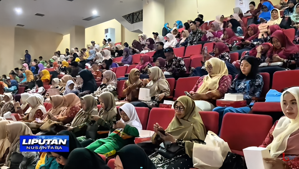 Para guru dan tenaga kependidikan menghadiri penutupan Festival GTK 2025 di Gedung Kesenian Balikpapan, Kamis (9 Oktober 2025).