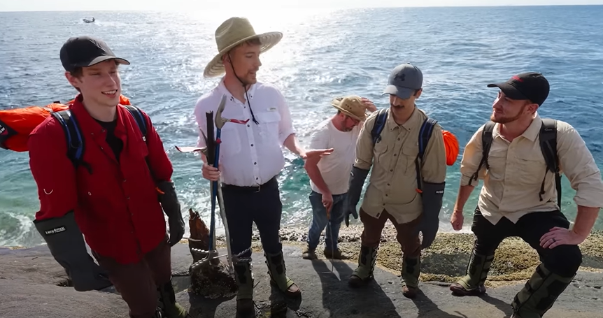 MrBeast dan Drew Binsky di Pulau Ular Brasil, dikelilingi hutan lebat dan peralatan pelindung &mdash; visual ekstrem penuh adrenalin!