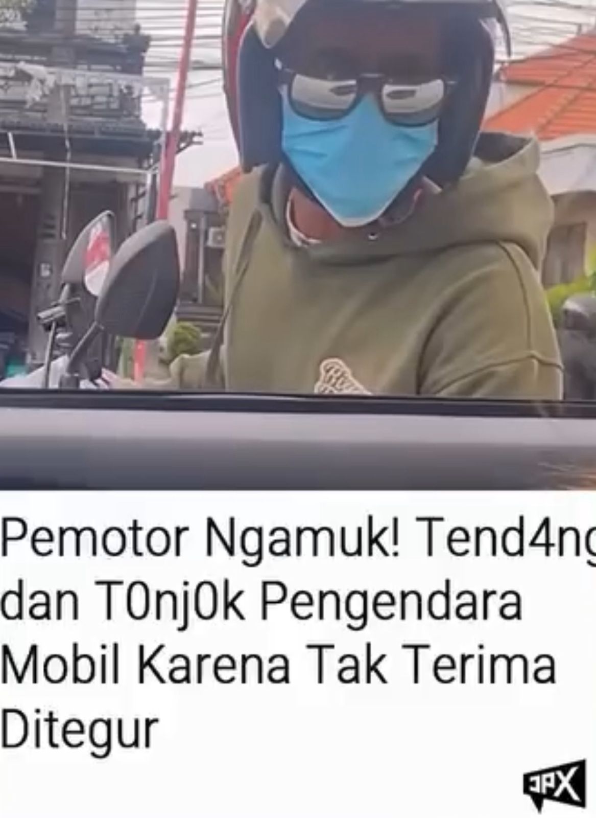 Pemotor menendang mobil di Jalan Sesetan Bali &ndash; momen dramatis yang memicu amarah warganet, terekam jelas di video viral.