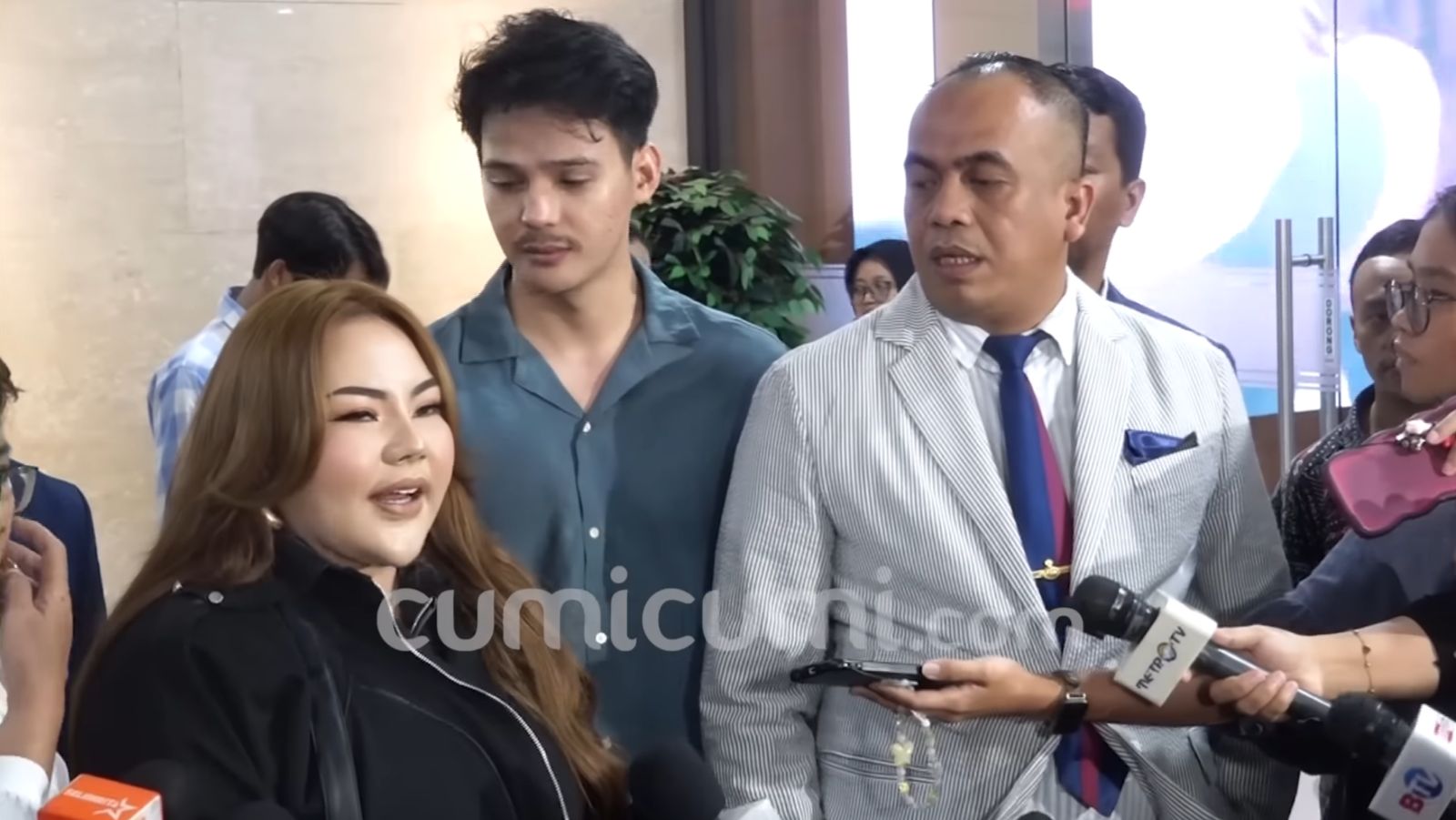Potret Lisa Mariana tersenyum di tengah kasus hukum &mdash; kontras antara badai dan harapan rujuknya.