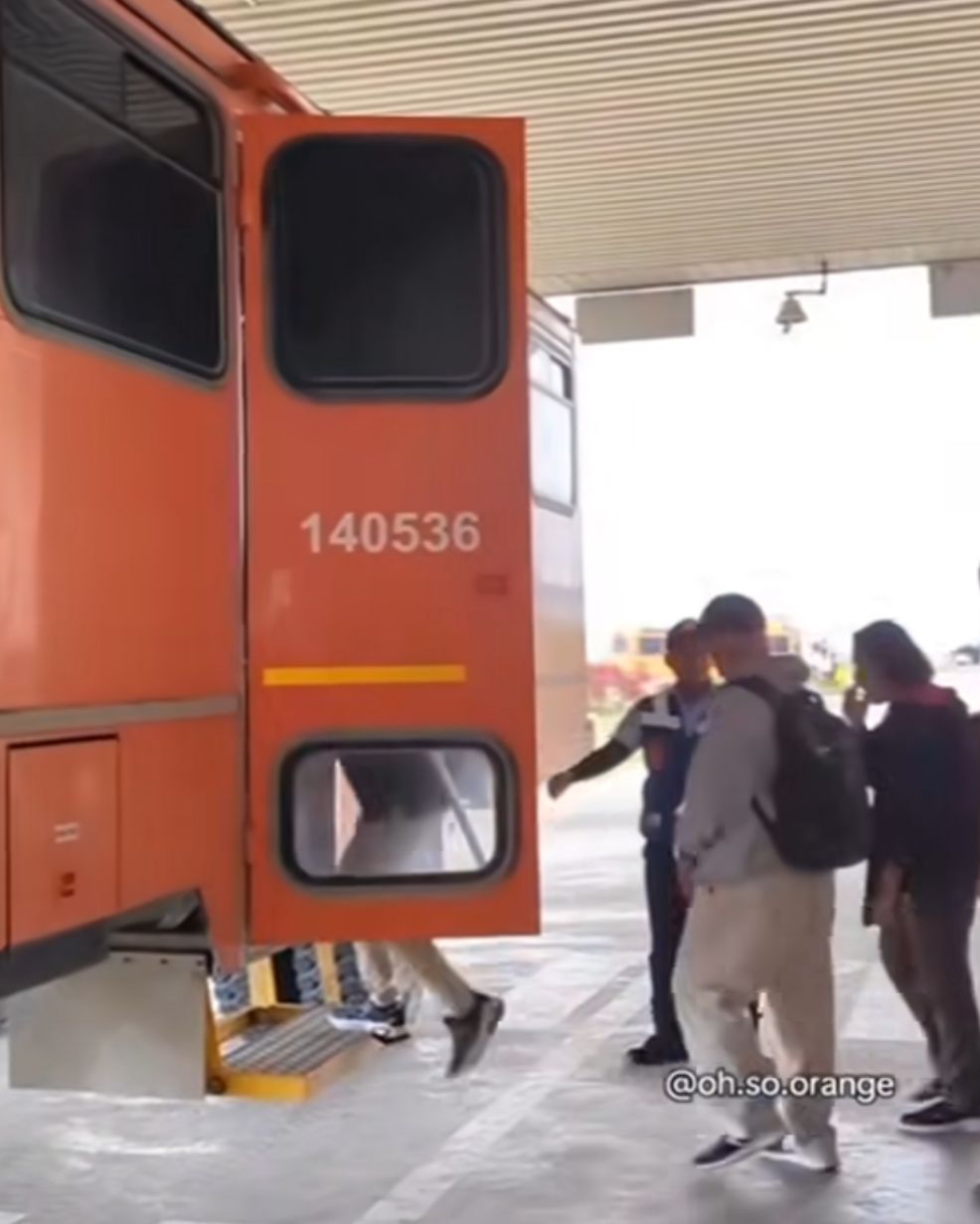 Bus baja Freeport melintasi jalur Tembagapura &mdash;tangguh, ikonik, dan memukau.