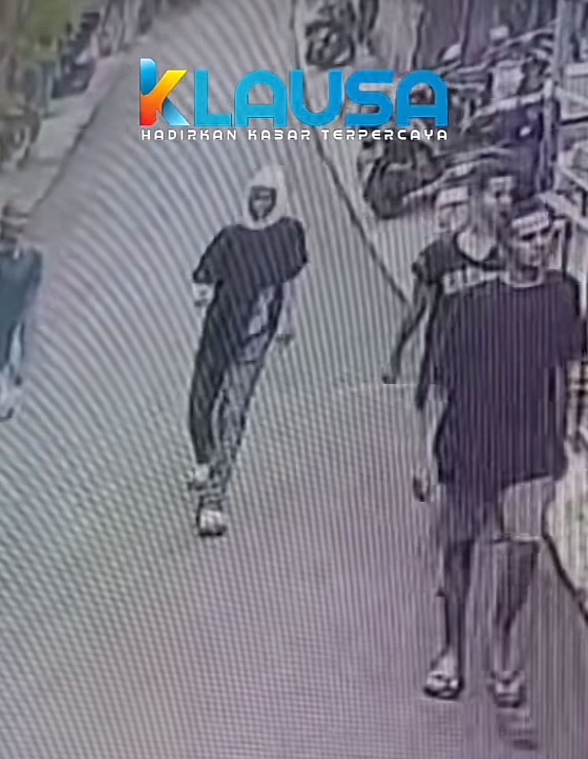 Tahanan kabur Samarinda Kota &mdash; visual suasana polisi memeriksa dinding kloset jebol sebagai jalan pelarian dramatis.