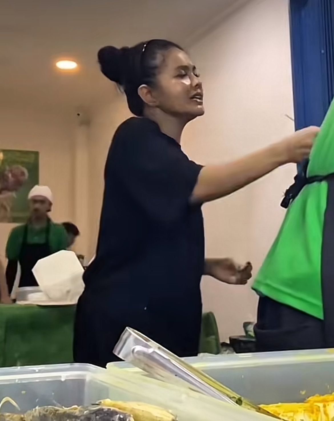 Foto  Epy Kusnandar di Pasar Minggu, suasana ramai warga yang memberi dukungan &ndash; visual hangat dan penuh solidaritas.