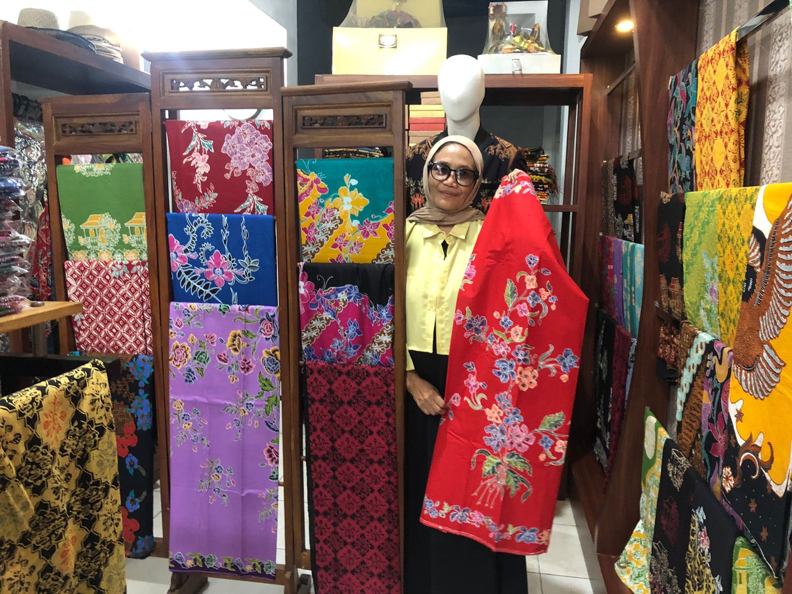 Datik Daryanti tengah memperlihatkan koleksi batik modern khas Tangerang Selatan, simbol perpaduan tradisi dan inovasi.