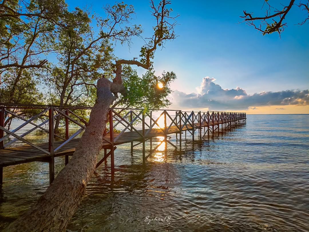 Hamparan pasir merah kecokelatan Pantai Tanah Merah Samboja berpadu dengan langit senja&mdash;visual alami yang menenangkan.