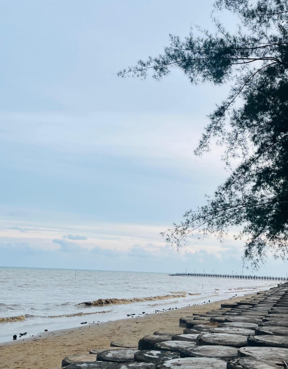 Panorama Tanjung Jumlai dengan pasir putih dan langit senja keemasan &mdash; momen sunset eksotis khas pesisir PPU