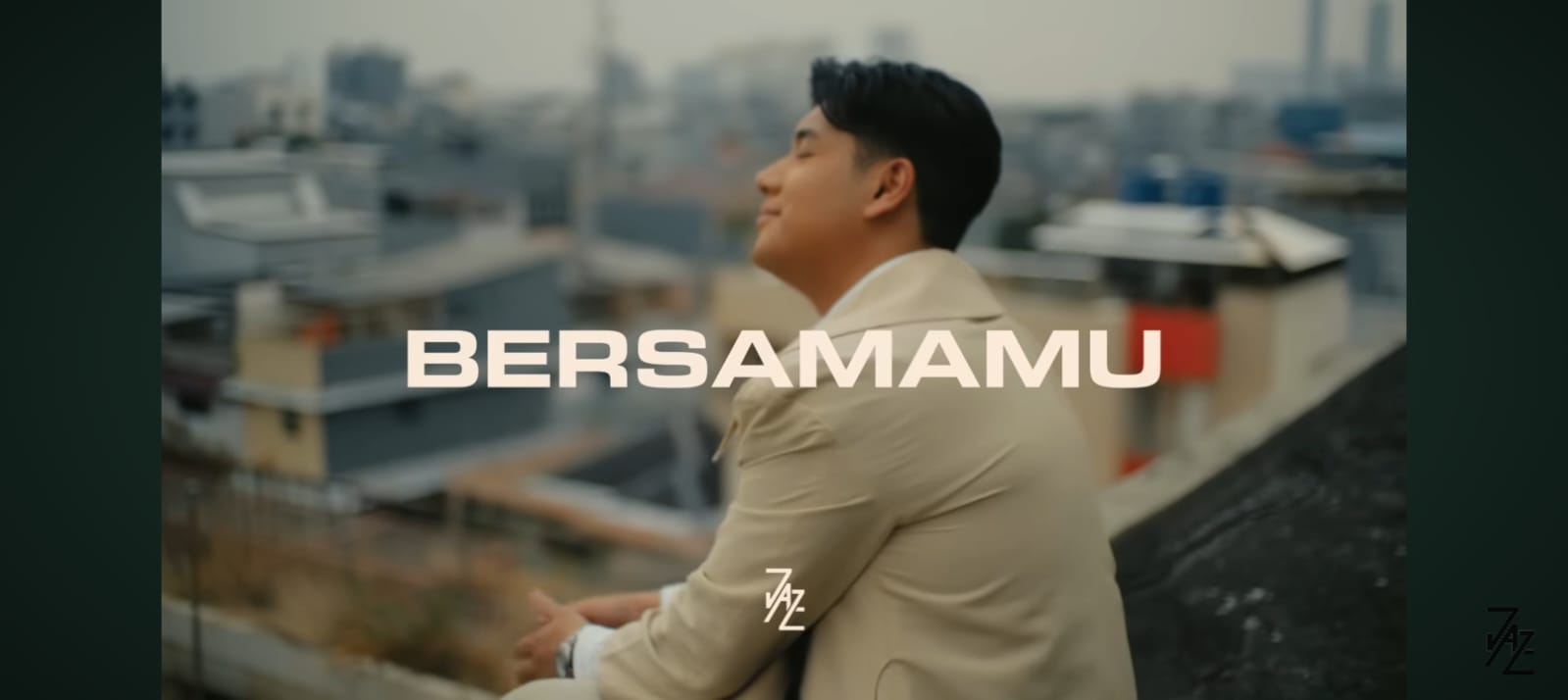 Jaz menyanyikan &ldquo;Bersamamu&rdquo; dengan ekspresi lembut di latar cahaya hangat&mdash;visualisasi cinta tulus yang menenangkan.