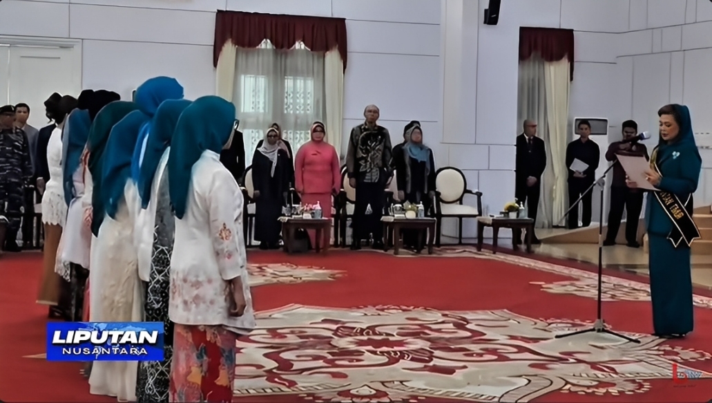 Hj. Sarifah Suraidah Harum melantik sembilan Bunda Literasi se-Kaltim di Pendopo Odah Etam, Kompleks Kantor Gubernur Kaltim, Minggu (19 Oktober 2025).