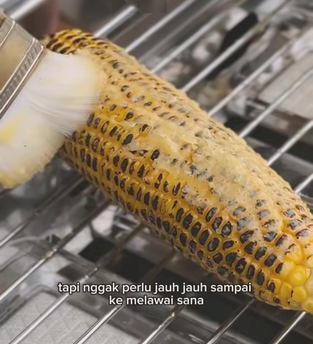 Jagung bakar buttery sweet di Kisah Rasa Grand City, butter meleleh dengan aroma panggangan menggoda.