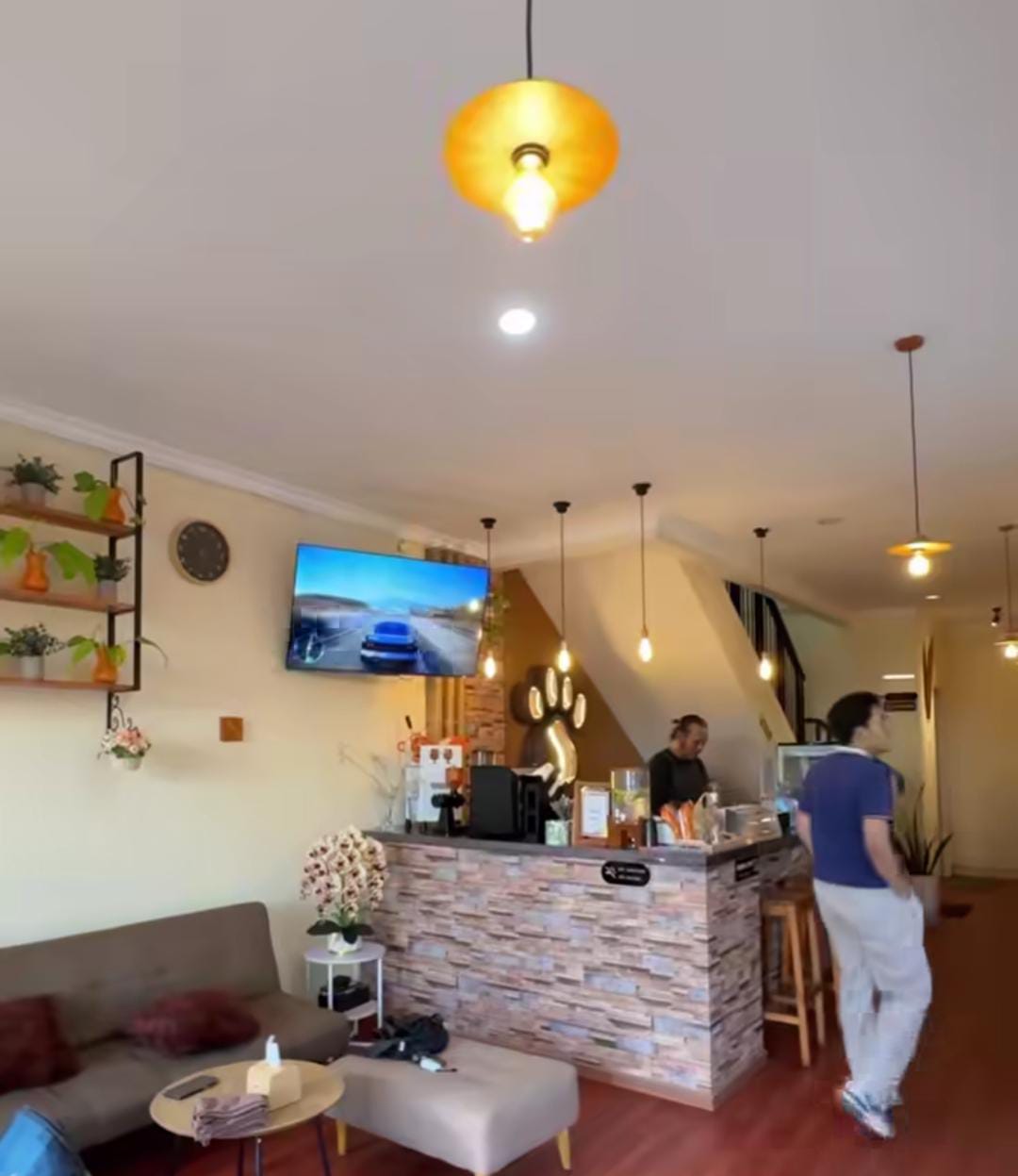 Suasana hangat Cafe Kronos Balikpapan dengan racikan Kopi Tubruk dan Butterscotch &mdash; visual aroma kopi yang memikat.