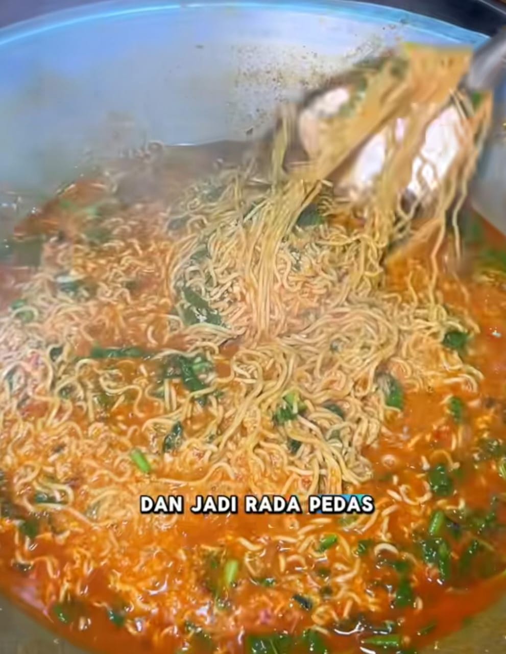 Tampilan mie Bangladesh berasap di atas kuali besar, dengan taburan rempah aromatik yang menggoda selera &mdash; aroma kuat khas Warkop Sukaria Balikpapan.