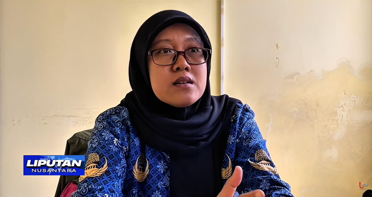 Kepala Sub Bidang Perencanaan BPPDRD Balikpapan, Sugi Suryatari, menjelaskan mekanisme operasional Mobil Pajak Keliling di ruang kerjanya, Sabtu (18 Oktober 2025).