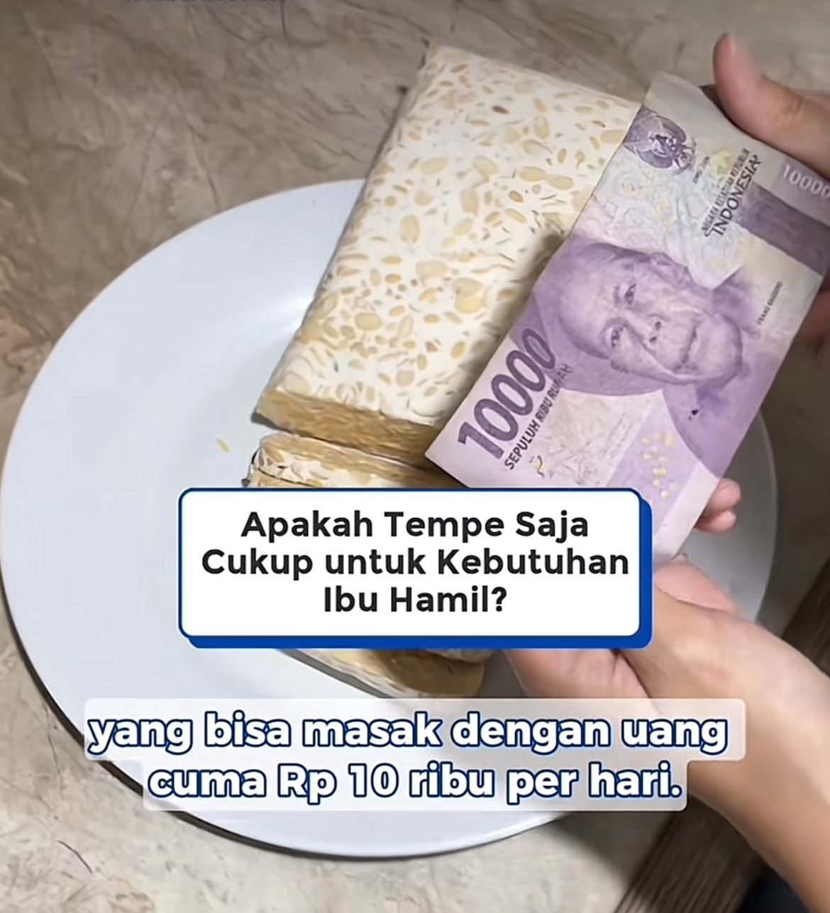 Ibu hamil memasak &mdash;visual hangat yang menggambarkan semangat hemat dan perjuangan menjaga gizi keluarga.