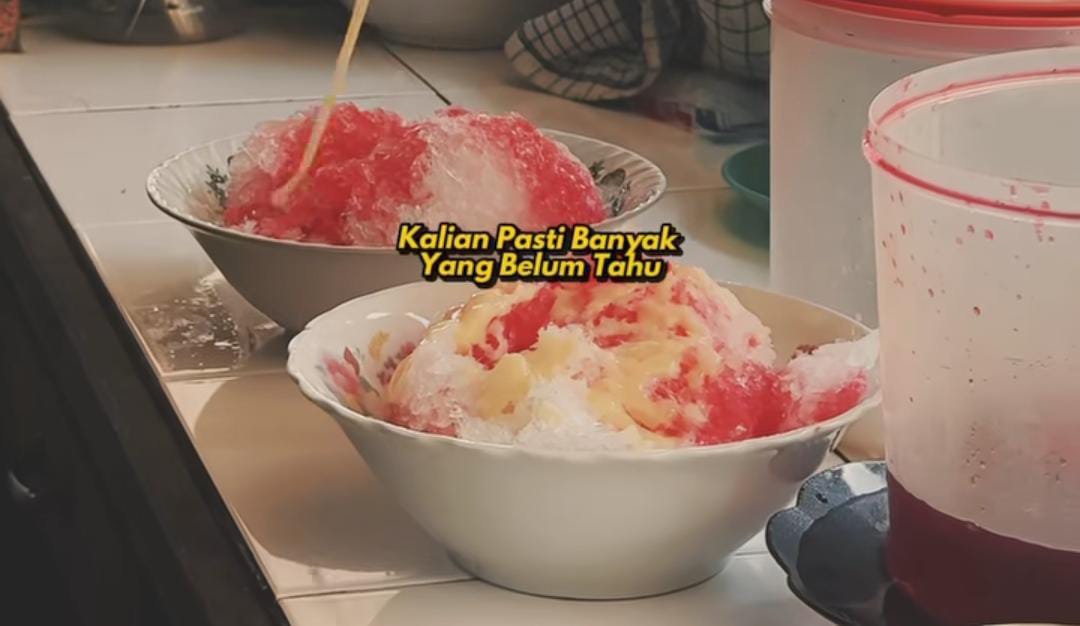 Es Campur Kelamono 85 dengan sembilan topping berwarna cerah, sirup merah nostalgia, dan mesin serut jadul &mdash; visual nostalgia yang menggoda!
