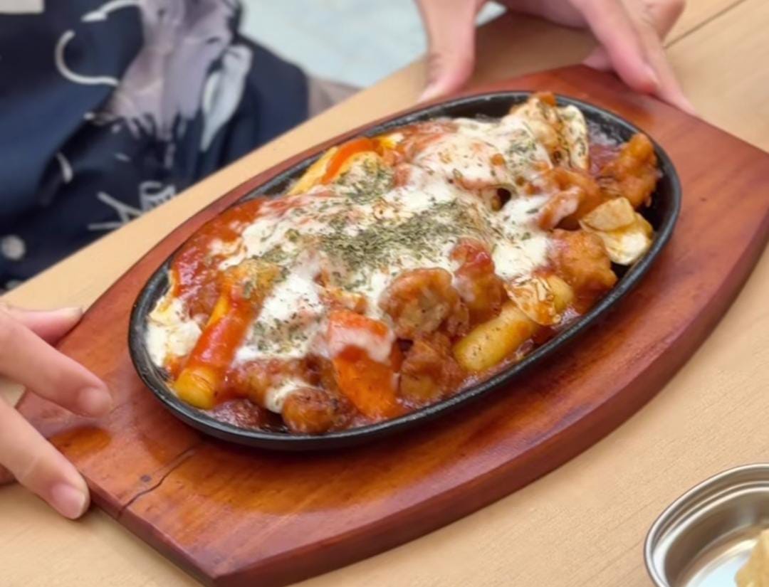 Interior Sonna Korean Dining Balikpapan bernuansa pastel ala Seoul dengan sajian galbi keju leleh yang menggoda selera.
