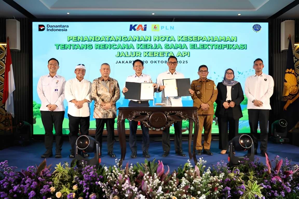 Penandatanganan nota kesepahaman (MoU) antara PT Kereta Api Indonesia (Persero) dan PT PLN (Persero) tentang rencana kerja sama elektrifikasi jalur kereta api, di Jakarta, Senin (20 Oktober 2025).