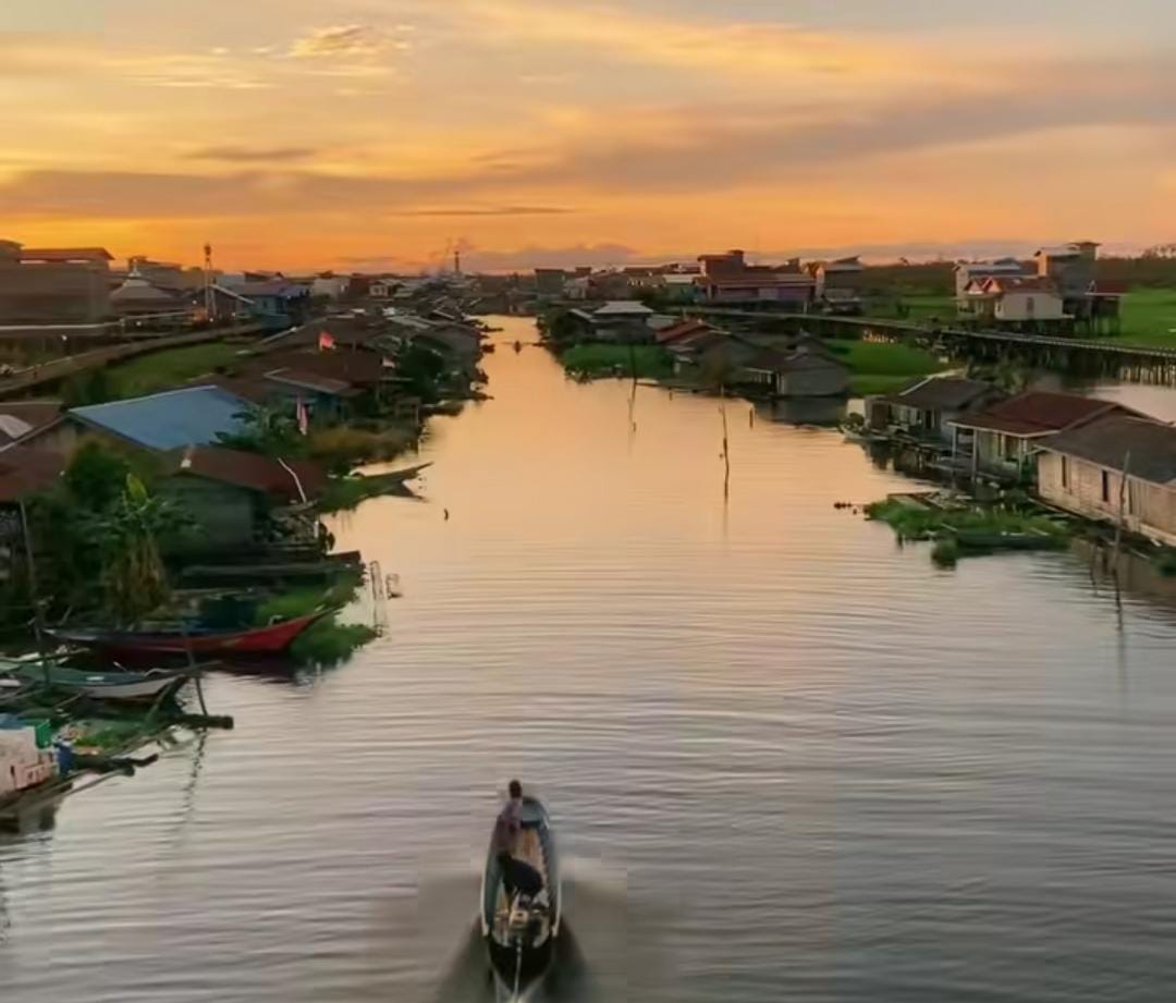 Panorama Muara Enggalam Kutai Kartanegara &mdash; perahu nelayan, cahaya senja, dan ketenangan sungai Mahakam yang memikat.