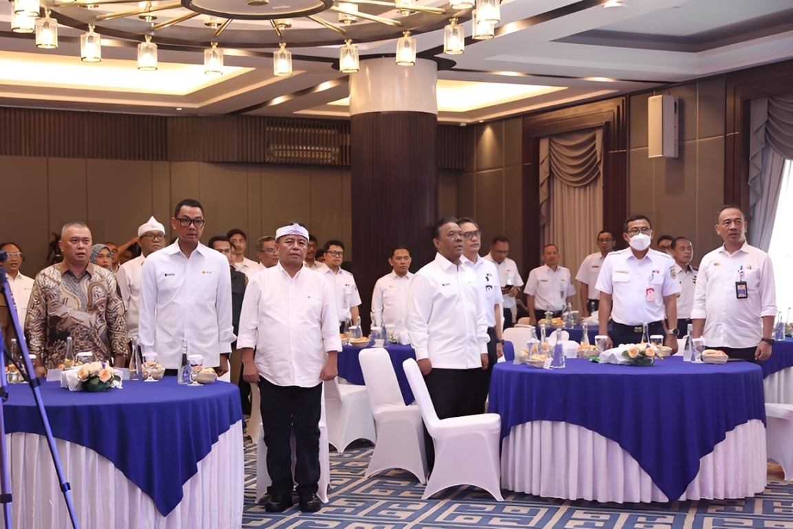 Suasana acara penandatanganan nota kesepahaman rencana kerja elektrifikasi jalur kereta api antara PLN dan KAI di Jakarta, Senin (20 Oktober 2025).