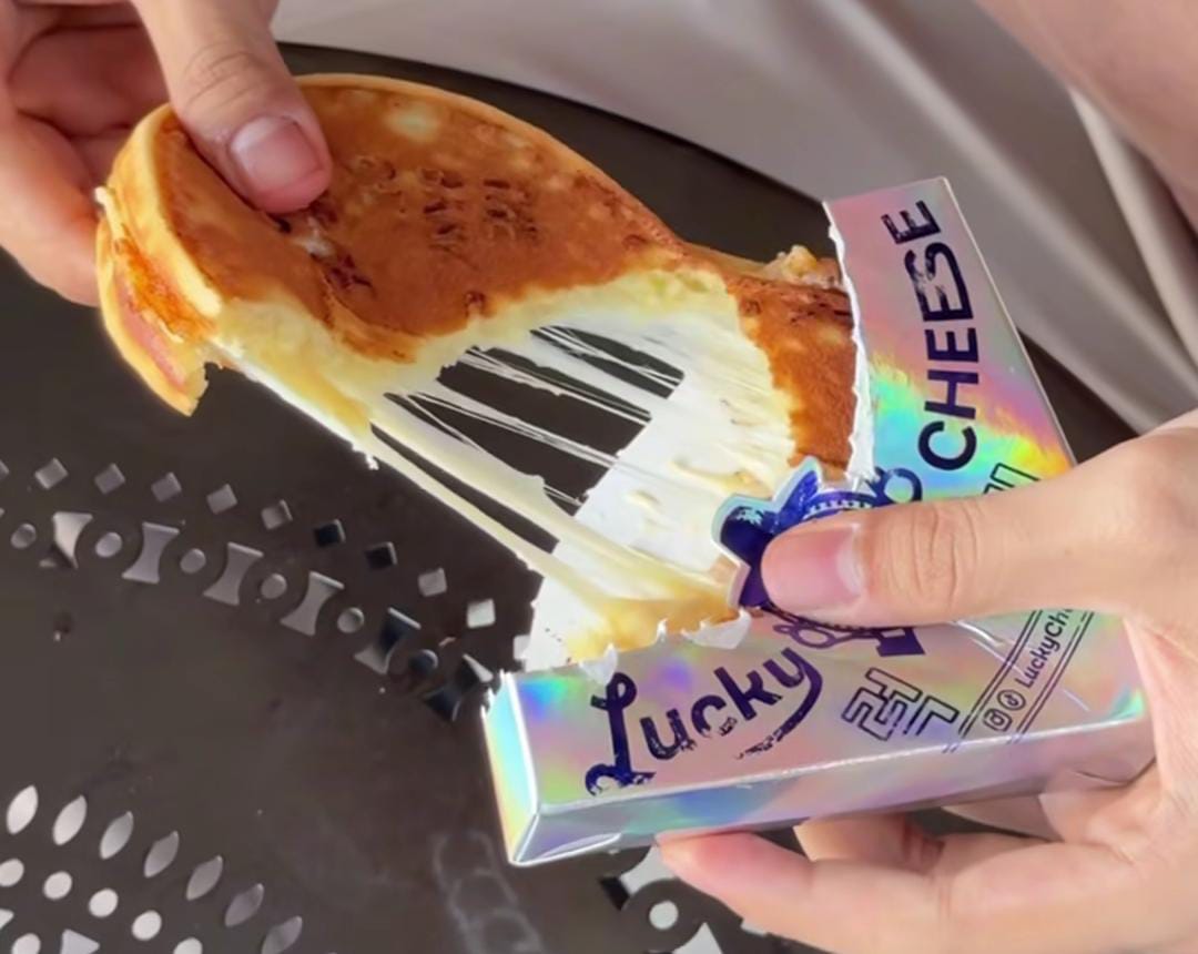 Pancake ala Korea Lucky Cheesecake Balikpapan &ndash; keju molor, rasa creamy, dan visual menggiurkan yang viral!