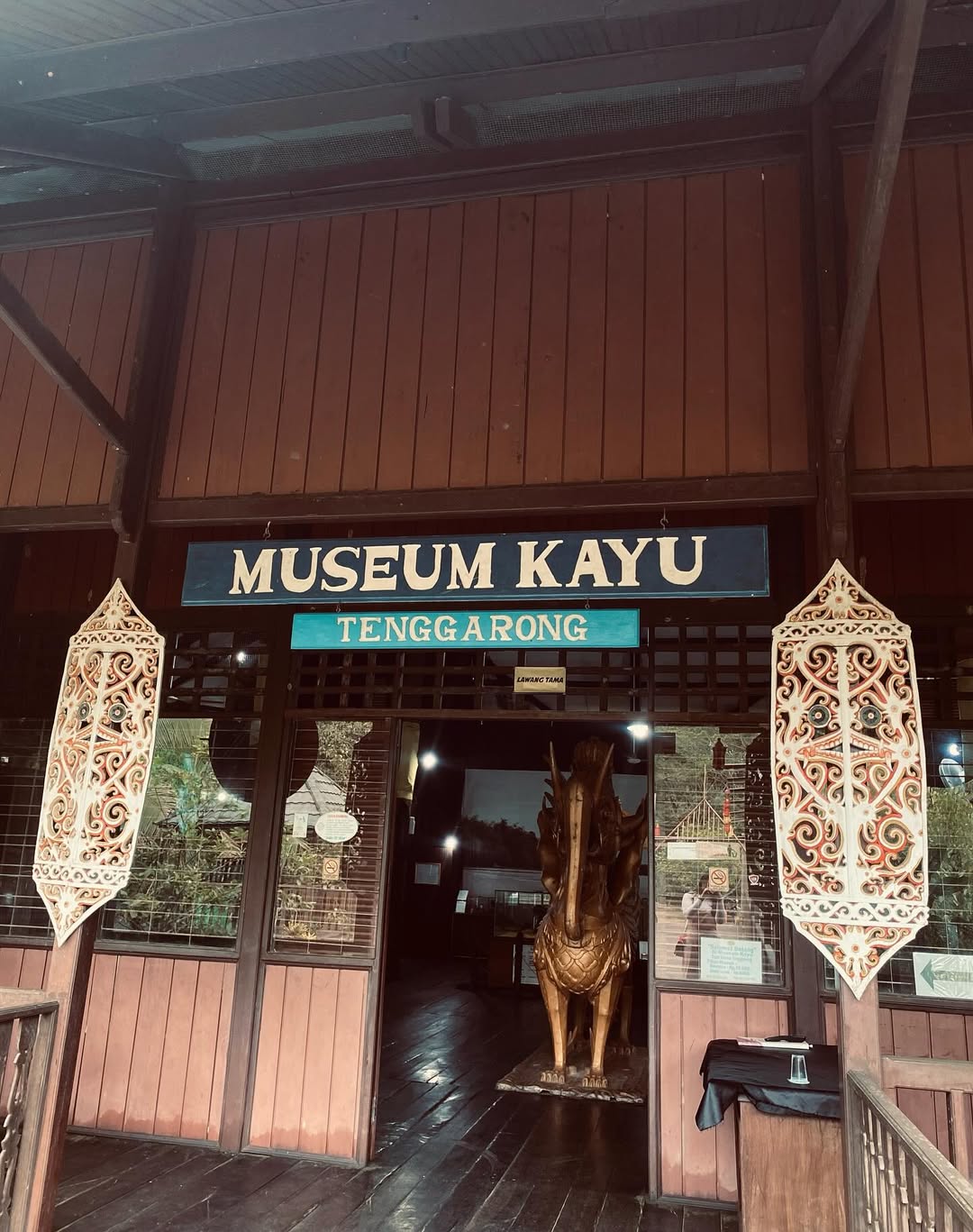 Gerbang Museum Kayu Tuah Himba Tenggarong ini punya vibe hangat khas Kalimantan, dengan ornamen Dayak yang bikin suasananya hidup dan berkarakter.