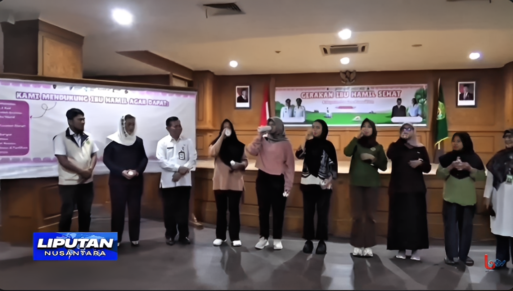 Sejumlah ibu hamil meminum susu dalam kegiatan Gerakan Ibu Hamil Sehat di Aula Lantai I Kantor Bupati PPU, Rabu (22 Oktober 2025).