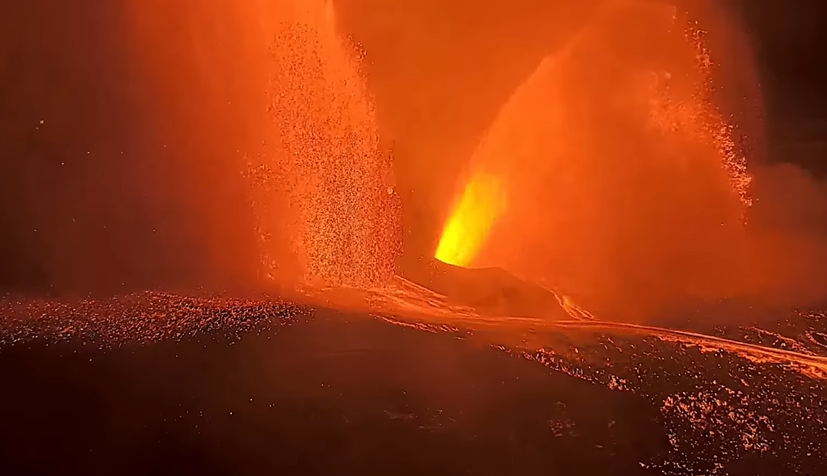 Semburan lava raksasa Kīlauea Hawaiʻi setinggi 1.500 kaki memecah langit malam &mdash; keindahan dan kekuatan alam dalam satu frame visual dramatis.