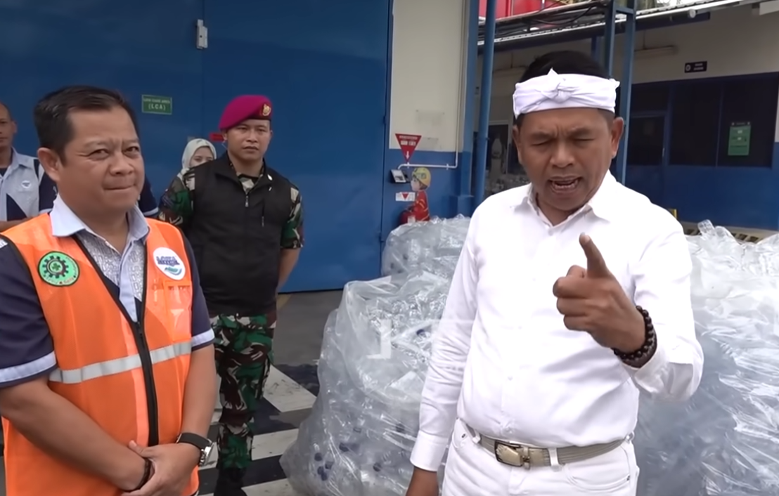 Dedi Mulyadi memeriksa truk pengangkut air di Subang, soroti muatan berlebih dan dampak eksploitasi air tanah.
