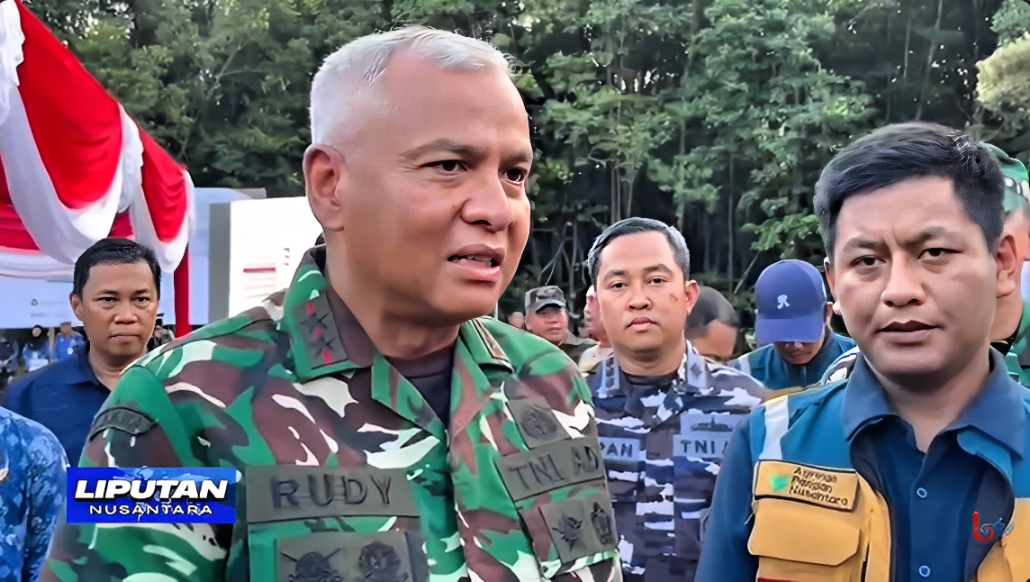 Pangdam VI/Mulawarman Mayjen TNI Rudy Rachmat Nugraha menjelaskan pentingnya pembangunan Koperasi Merah Putih di Kelurahan Graha Indah, Balikpapan Utara, Jumat (17 Oktober 2025).