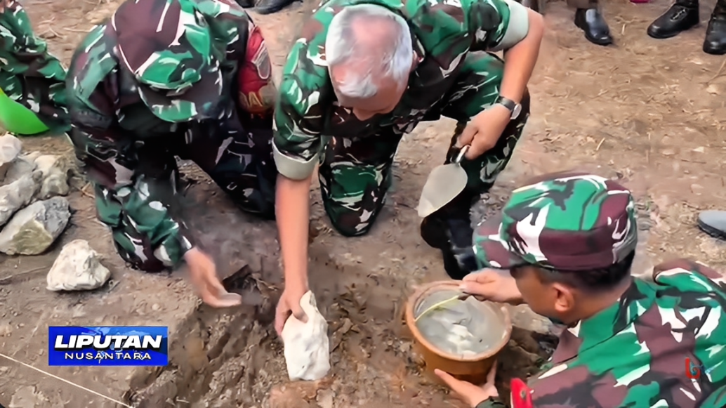 Pangdam VI/Mulawarman Mayjen TNI Rudy Rachmat Nugraha (tengah) meletakkan batu pertama pembangunan Koperasi Merah Putih di Kelurahan Graha Indah, Balikpapan Utara, Jumat (17 Oktober 2025).